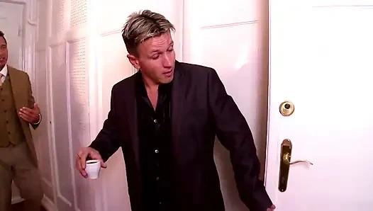 Cewek rambut pirang diikat di seks threesome liar bdsm