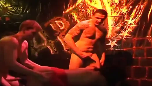 Tante seksi ini dientot habis-habisan di pesta seks liar