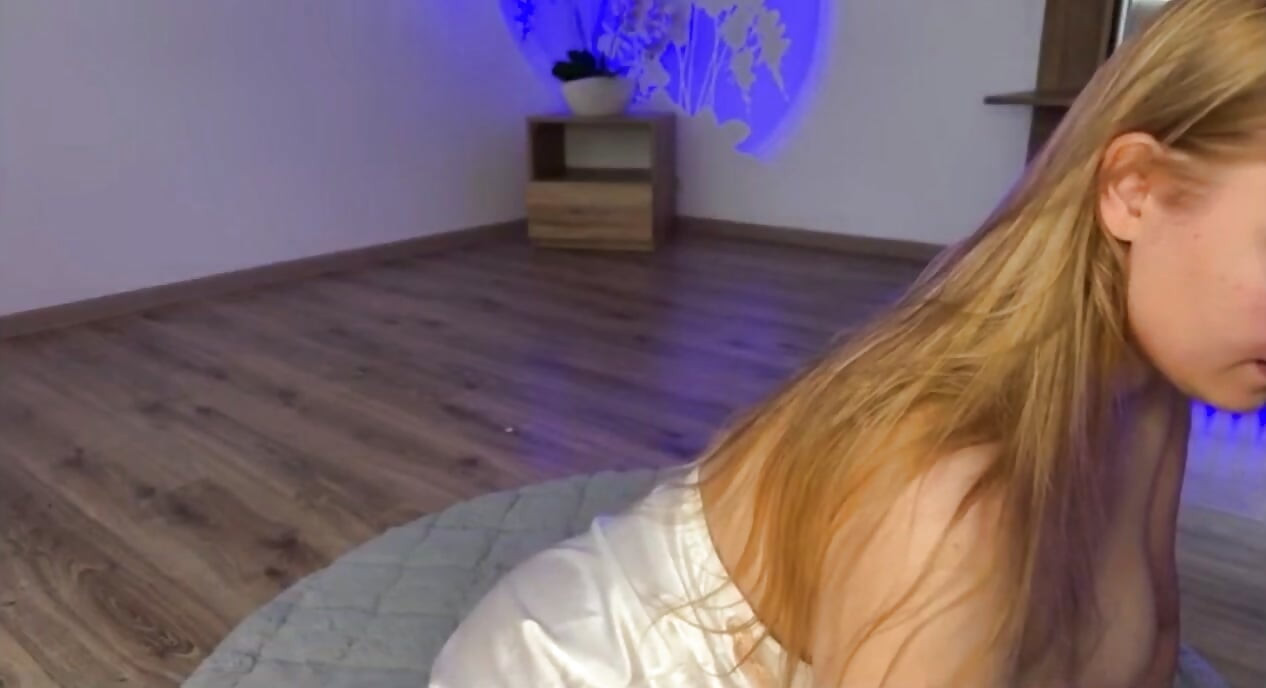Jucielussie seksi büyük doğal göğüsleri emiyor