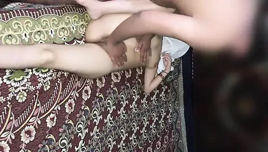 Ateşli desi kıza şehvetli yağ masajı sert sikişe dönüşüyor kaygan yağlı vücut mutlu son.  Şeytan ve melek