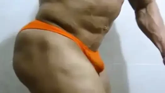 Str8 vücut geliştirmeci esneme