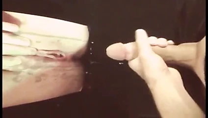 Seksi kedi boşalmak ile aşağı püskürtülür