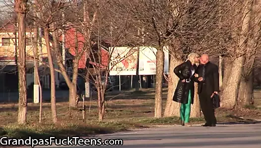Młoda laska rucha się z dziadkiem, którego poznała na przystanku autobusowym
