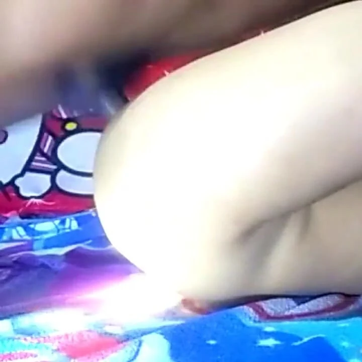 在宿舍里操助产士. 她的阴户真的很好. 她也享受它, 直到她高潮