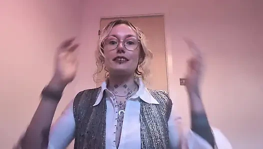 Seksi emlakçı satışı yapmak için çaresiz