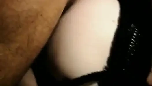 İki azgın ve edepsiz cüce fahişe büyük yarak emiyor ve sikişiyor