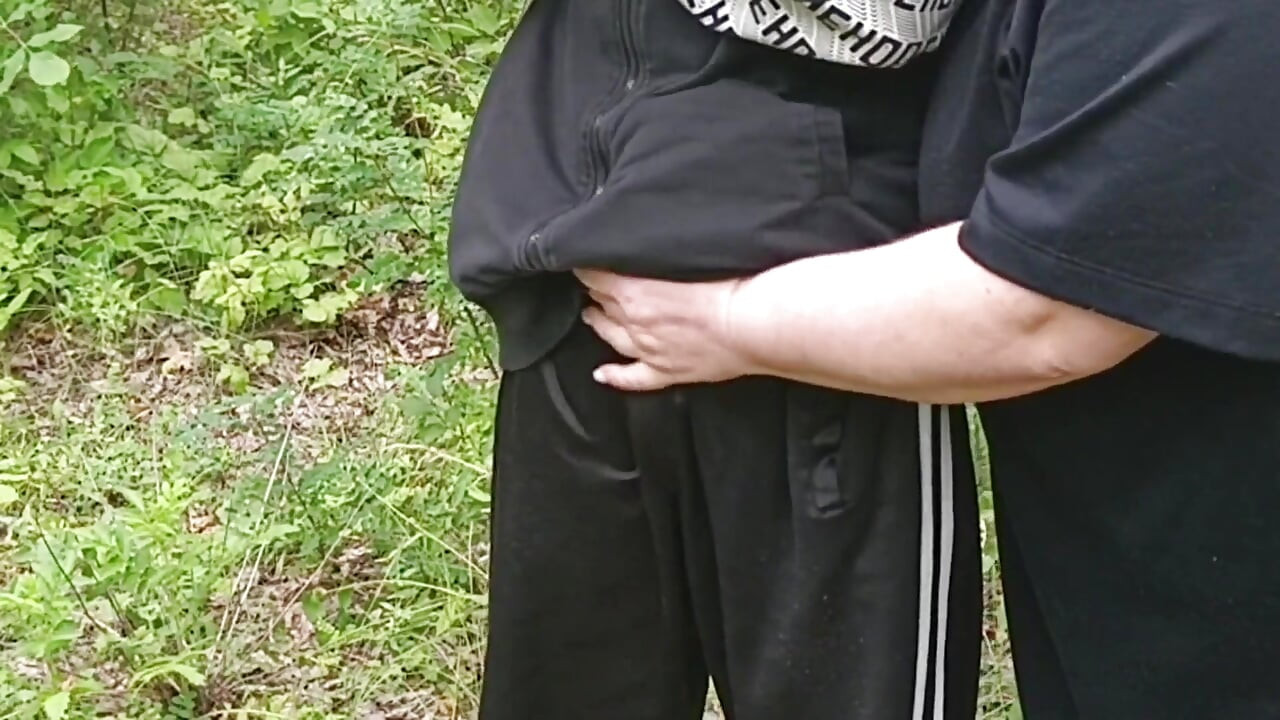 Macocha ssie mojego penisa w parku i połyka spermę