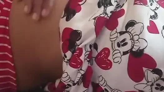 Wanita Sri Lanka merayu pasangannya melalui panggilan video sampai orgasme hanya dengan toket besar dan memek basah