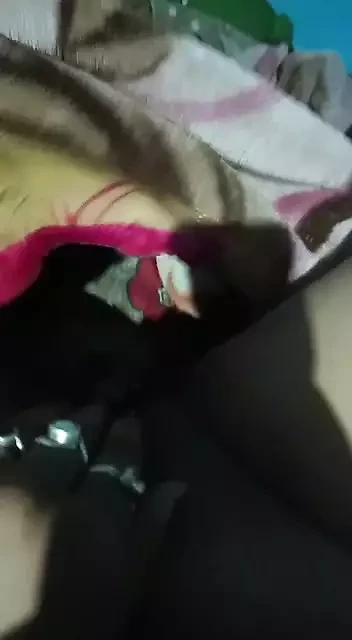 Mom chut mein ungli kar rhi hai
