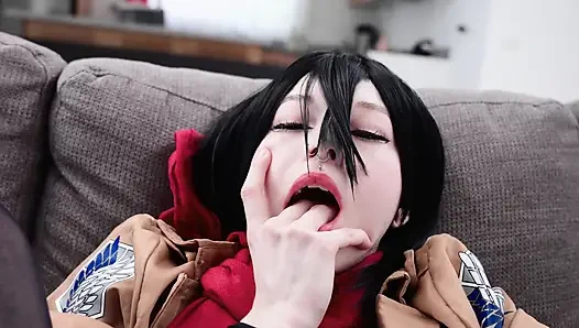 Шлюховатая Mikasa показывает тебе, как использовать ее дырки