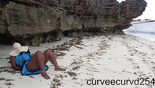 Plajda aşırı teşhir. Fışkırtana kadar uber şoförüme klitorisimle oynamasını sağladım