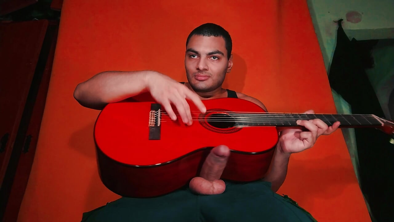 GuitarJob - esfregando um machado de guitarra Yamaha C-80 em estilo espanhol chinês sobre pênis grande de sexy - cor cenoura laranja