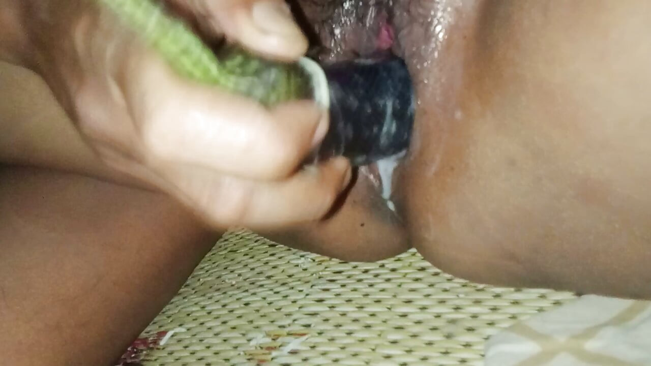 Das gloryhole der schwiegermutter mit einer großen aubergine zertrümmern