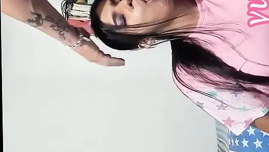 Azgın üvey anne üvey oğlunu baştan çıkarıyor ve tüm dölünü yutuyor