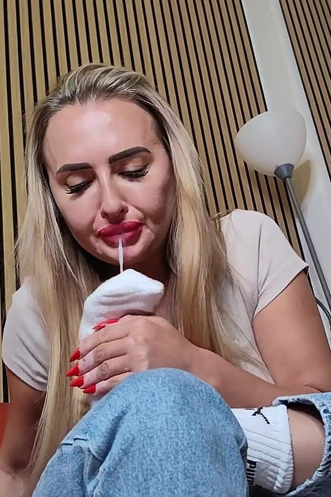 Stokin putih saya untuk anda kemaluan kecil ..