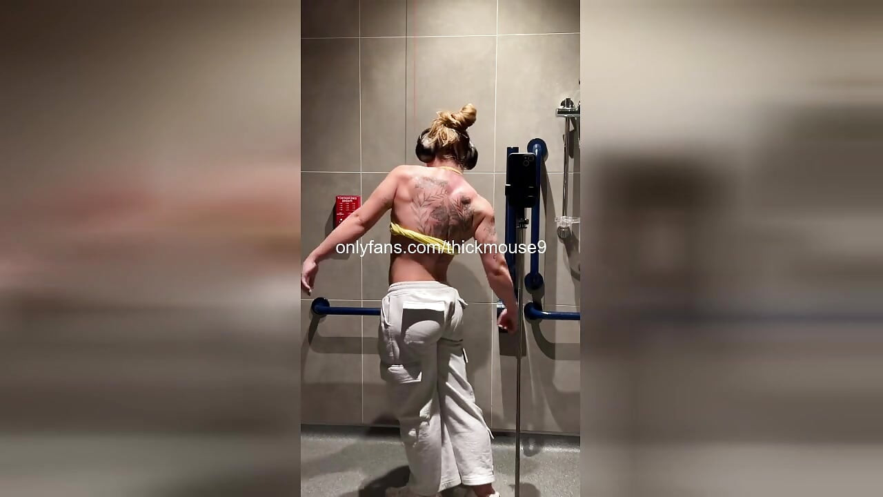 Gym Yoga Slip: buceta peluda de 18 anos explode TikTok ao vivo