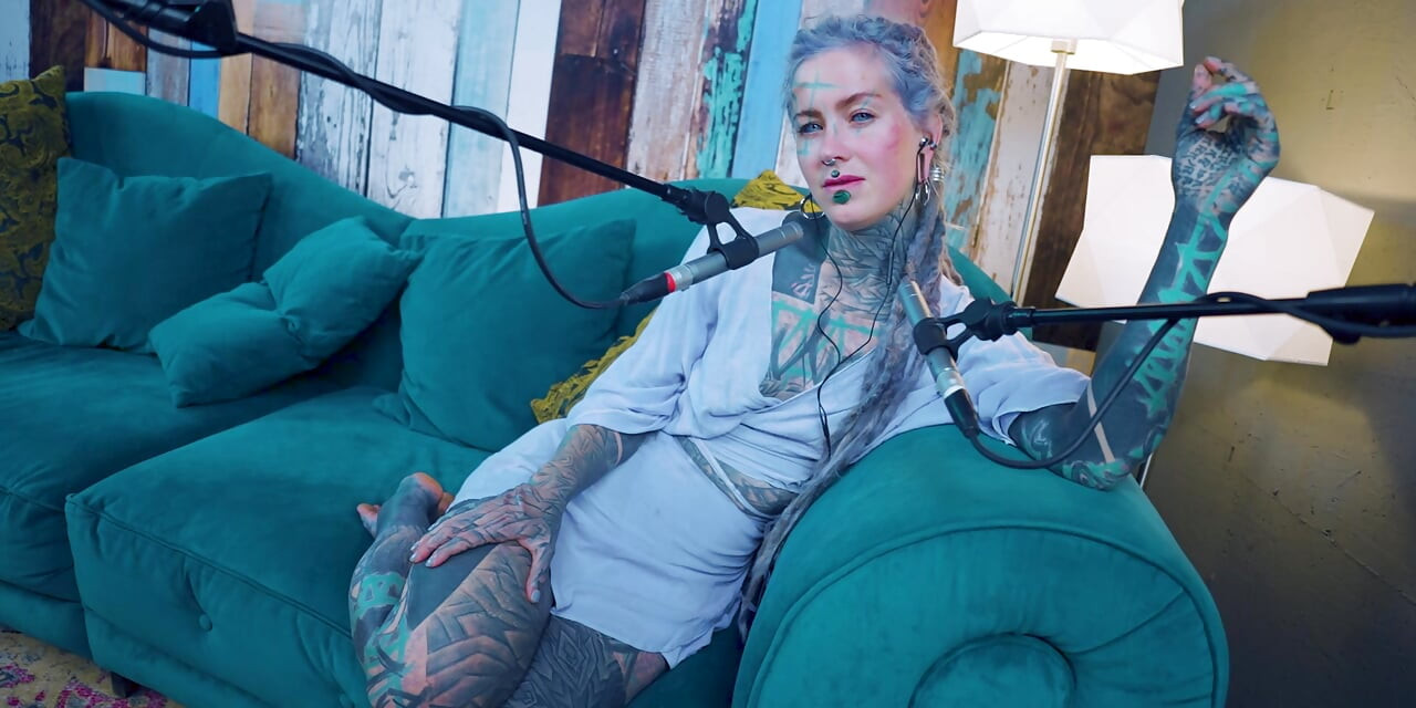 Ich spreche über F - Fear - ASMR podcast SFW spricht goth dünnes mädchen dreadlocks tattoo-modell inked mädchen