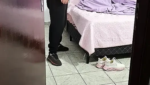 Отчим помогает падчерице снять одежду, чтобы она легла в постель.