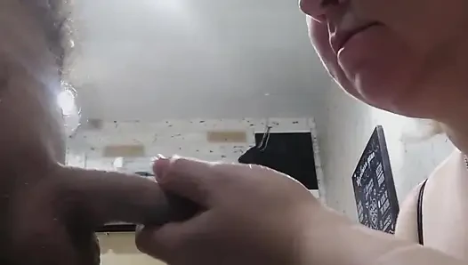 Ibu mertua nyepong kontolku dan toketnya dicrot sperma hangat