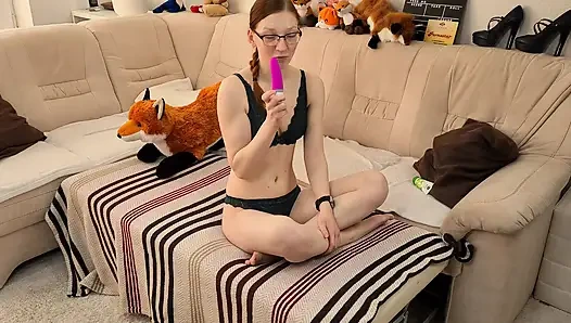 Utangaç genç kız ilk kez anal oyuncak deniyor