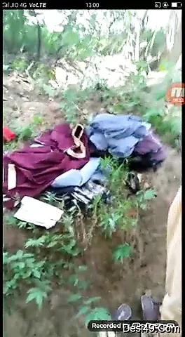 Desi Lover Kissing And Gf Showing her Boobs Outdoor