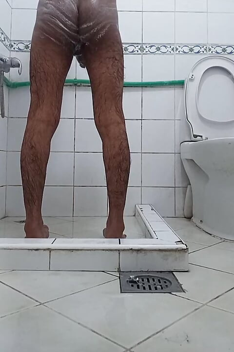Ghar par akele bathroom me muthi maari bisexual pura maja liya nahate hwe