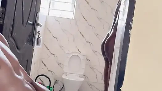 轮流射在她湿漉漉的肥逼上