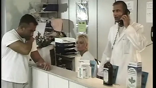 Mükemmel Alman sarışın hemşire sınav sırasında yarağa biniyor
