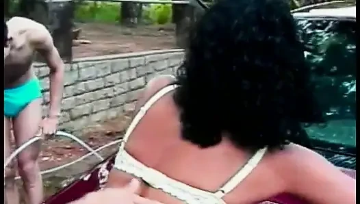 Heiße brasilianische süße sandra schlug ihren freunden vor, ihr auto zu waschen und bisexuellen spaß grasrasen zu haben
