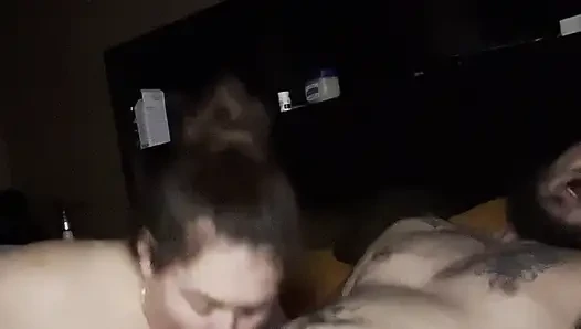 Kocasına sakso çekiyor
