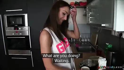 Kız arkadaşlar xxx - lezbiyen çift yemek pişirmeye ara veriyor