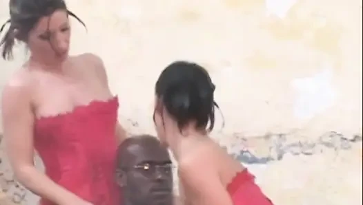 Canavar siyah yarak sikişiyor ve ağzına boşalıyor iki erkek delisi orta yaşlı seksi kadın