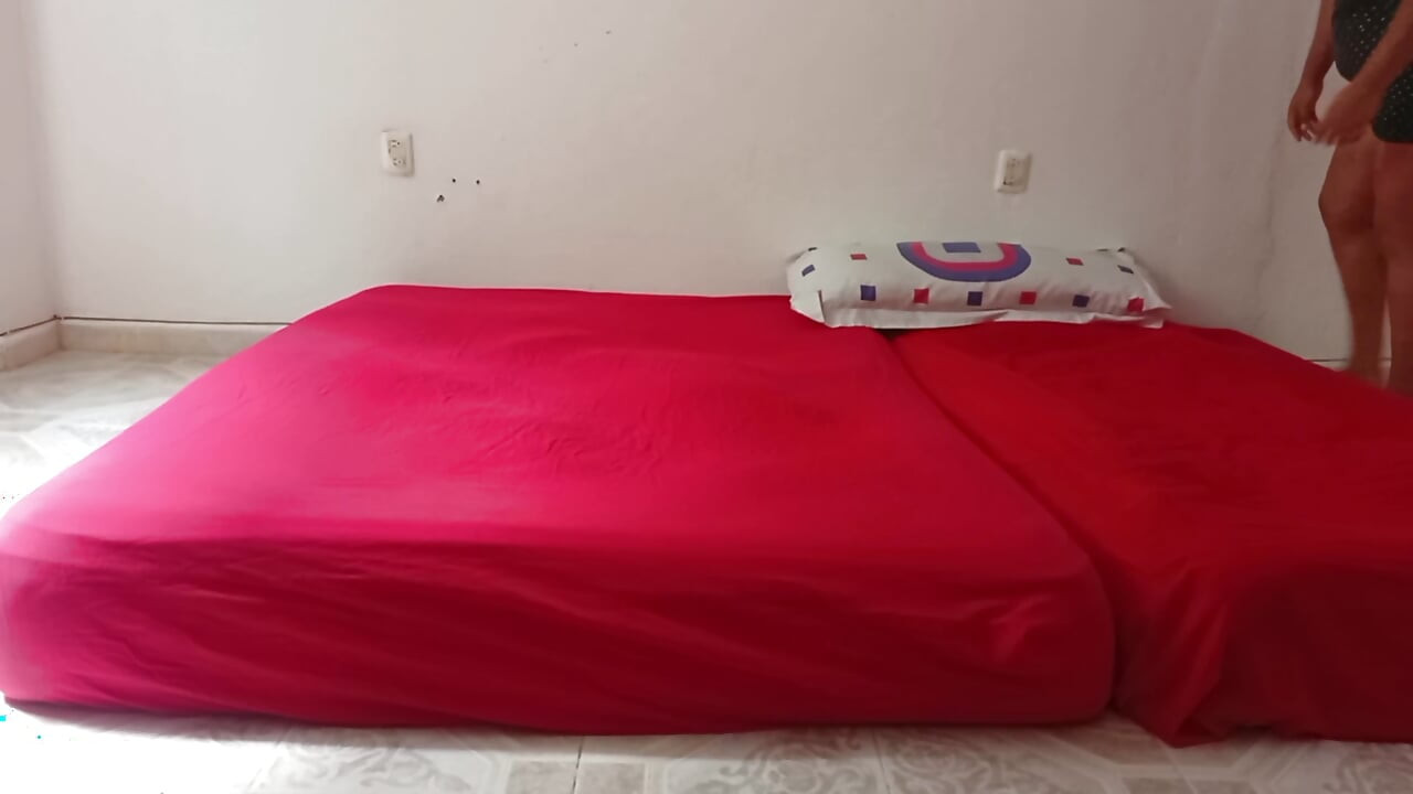 मैक्सिकन सास पेटी में अतिथि कक्ष की सफाई करती है 4