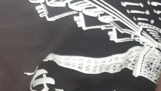 Göğüslerimle oynuyorum