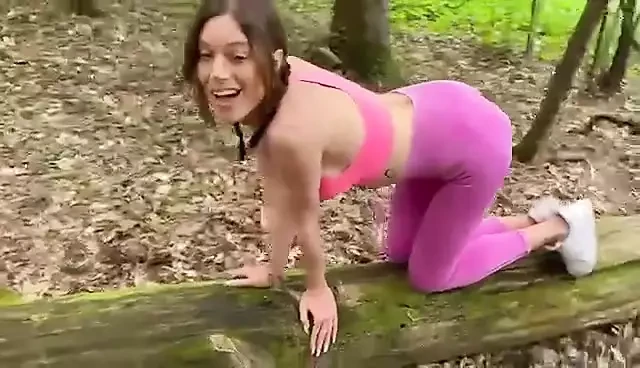 Ayudando a la chica cachonda que se perdió en el bosque.