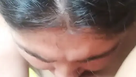 Baldızımın yarağını emiyor, ağzına boşalıyor