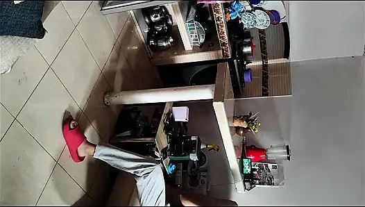 Er Nimmt Sie Auf Und Beobachtet, Wie Sie in Der Küche Mit Der Stiefmutter Sex Hat