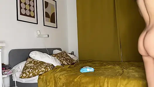 Fransız adamın bagetini kamera arkası deniyor