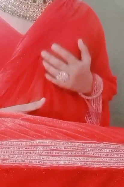 穿着红色纱丽服的印度同性恋变装者真正的XXX性爱硬操