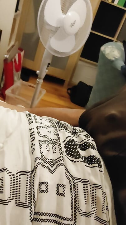 Raspoloženje u krevetu, prljavi brat gleda porniće