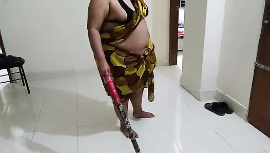 Wanita cantik 45 tahun ngentot memeknya setiap hari sambil menyapu rumahku