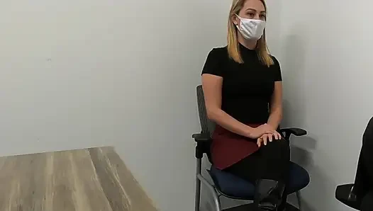Mädchen gibt dem neuen chef während des vorstellungsgesprächs einen blowjob