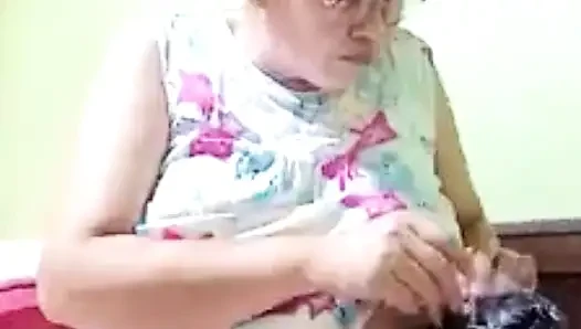 Biraz konuşuruz, sonra şehvetimizi serbest bıraktırmak için video seks yaparız