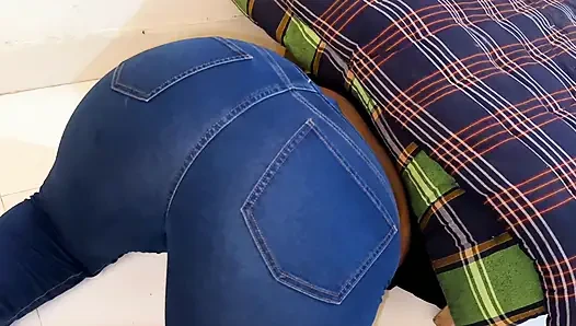 Öffne große möpse & riesigen arsch, heißes zimmermädchen in engen jeans unter dem bett stecken und ich habe masturbiert, nachdem ich gesehen hatte