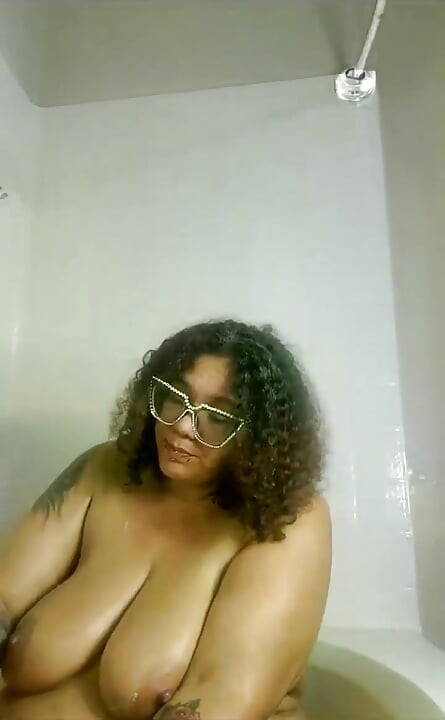 Gozando no chat ao vivo comigo enquanto eu tomo banho