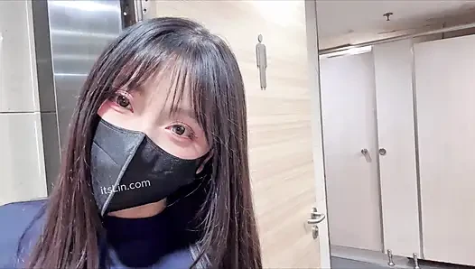 Apa yang akan terjadi saat aku memasuki toilet pria?