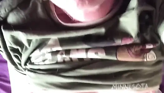 Взрывной сквиртующий оргазм в то время как фантазия о 28-м 390-фунтовом Curvyteen от Fetlife