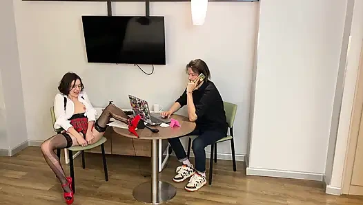 Kacamata sekretaris nakal ini dicrot sperma sampai muncrat di seluruh lantai kantor