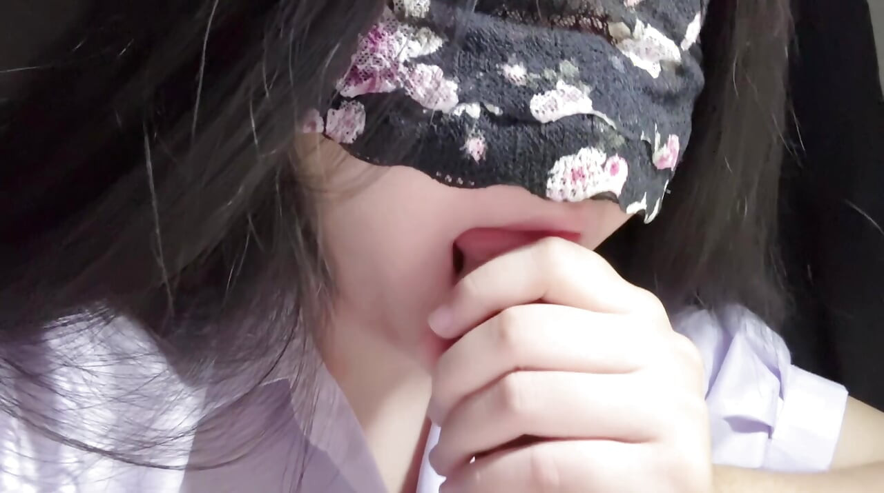 태국 여자가 거대한 딜도를 빨아요