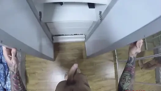 Dövme salonunda onunla sevişiyorum